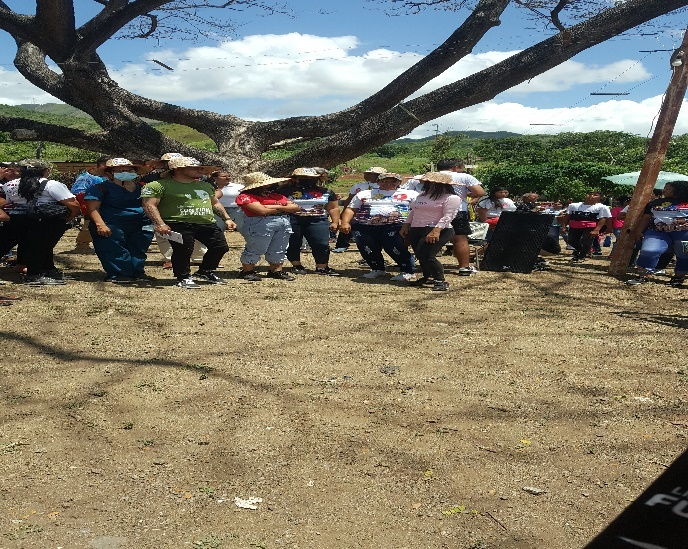 Habitantes de la Comunidad Enmanuel en jornadas de
trabajo. Elaboraci&oacute;n propia.